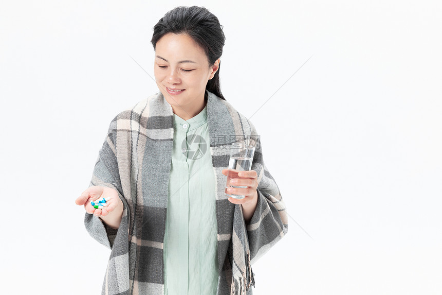 中年女性生病吃药图片