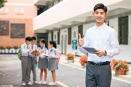 白衬衫男青年教师使用平板电脑背景