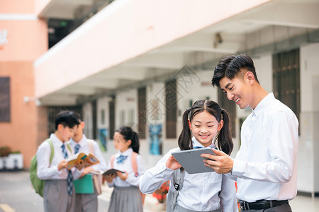 老师与学生课间讨论问题图片