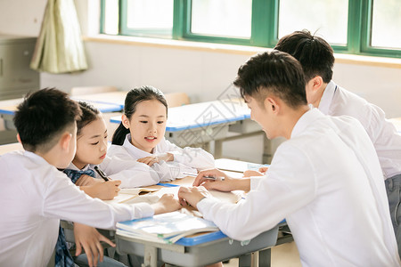 老师课间辅导学生图片素材