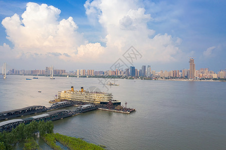 蓝天白云下长江边停泊的豪华游轮背景图片