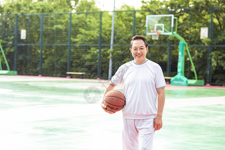 玩篮球老人老人运动篮球场打篮球背景