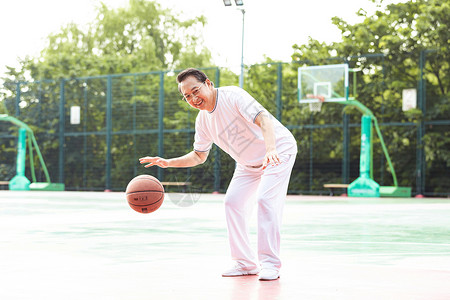 玩篮球老人老人运动篮球场打篮球背景