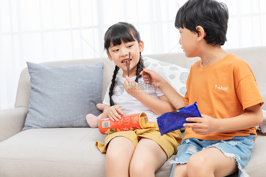 儿童暑假居家吃零食图片