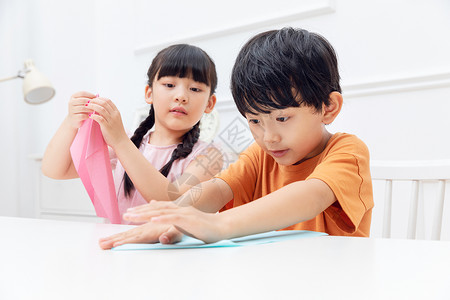 儿童暑假居家叠纸飞机小女孩高清图片素材