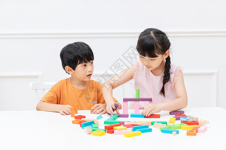 儿童暑假居家玩积木背景图片