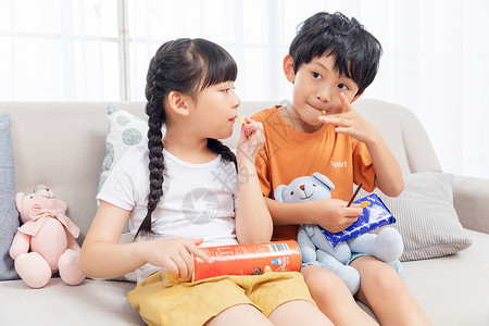 儿童居家快乐暑假吃零食图片