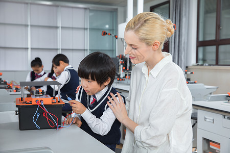 外教老师带着学生做实验图片素材