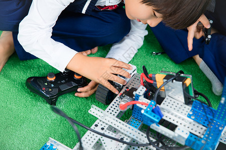 学生正在动手操作图片