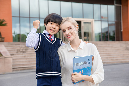 学生和外教老师和合影的加油手势高清图片