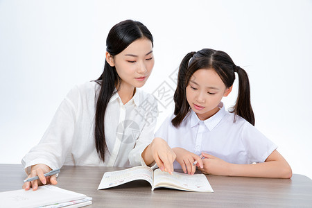 老师指导小女孩学习图片