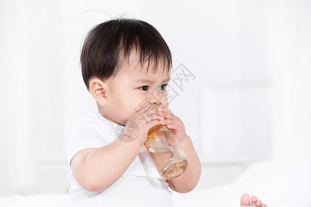 软萌的可爱宝宝宝宝喝水背景