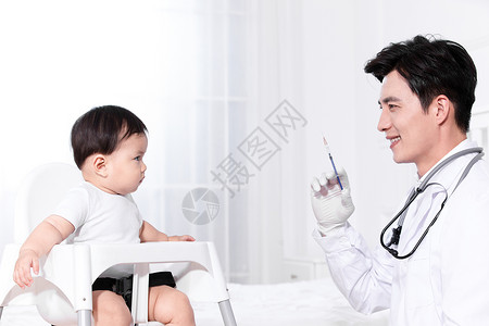等着打针宝宝男医生给婴儿打针背景