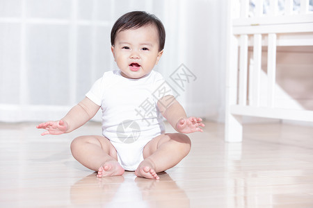 地板上的人婴儿坐在地板上玩背景