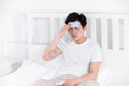 感冒男人男子发烧感冒靠在床上休息正侧面背景