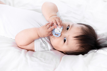 婴儿吸奶嘴模特高清图片素材