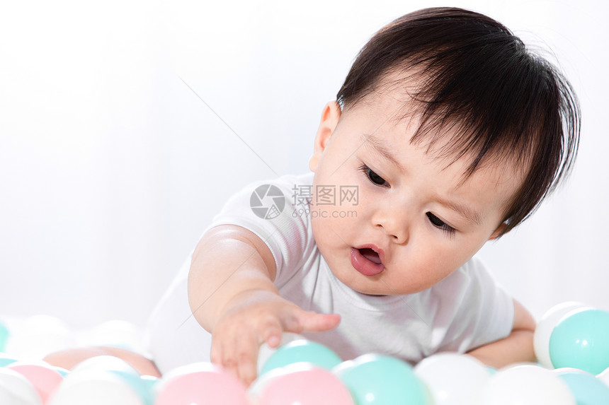 婴儿玩弄彩球特写图片