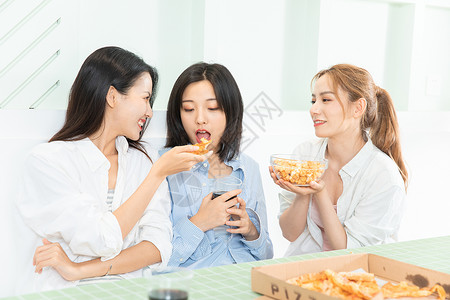 居家闺蜜一起吃披萨背景图片