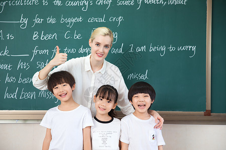 外教宣传单外教老师和小朋友们一起微笑背景