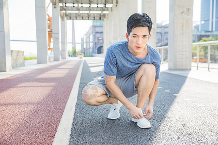 蓝色小短裤男性户外运动间隙系鞋带背景