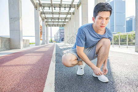 系鞋带男孩男性户外运动间隙系鞋带背景