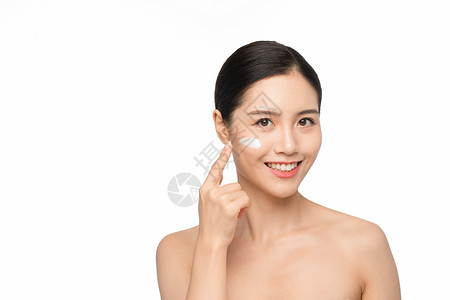 湿润乳液美女使用面部护肤品乳霜背景