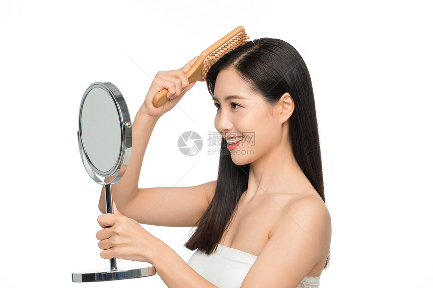 美女用梳子梳头发图片