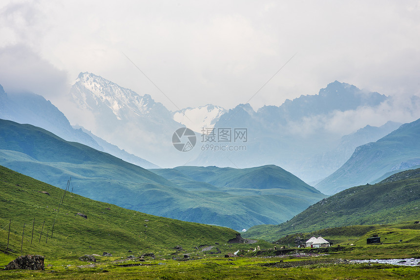 新疆天山山谷河谷云彩图片