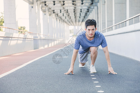 男性户外跑前预备图片素材