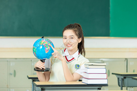 清新美女高中生手拿地球仪背景图片
