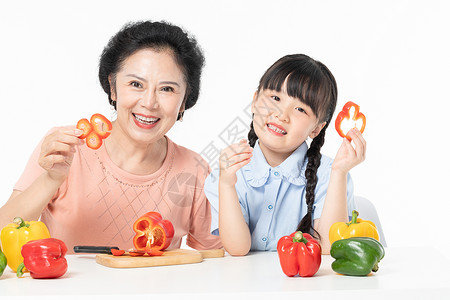奶奶和孙女一起切菜图片