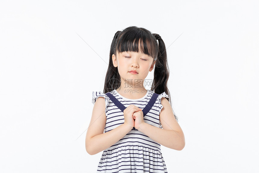小女孩祈祷许愿图片
