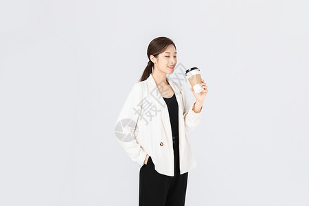 手拿咖啡的商务女性背景图片
