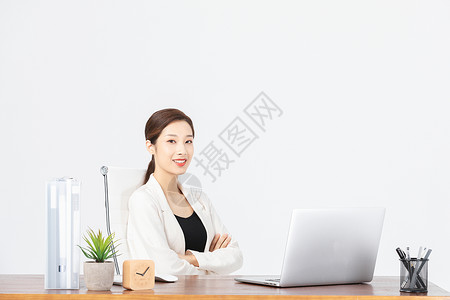 办公桌前的商务女性形象图片