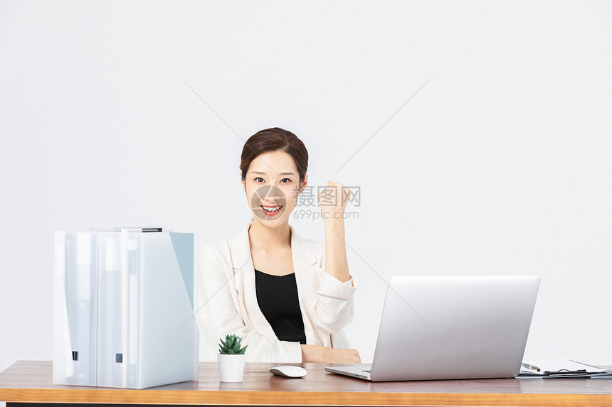 办公桌前的商务女性图片