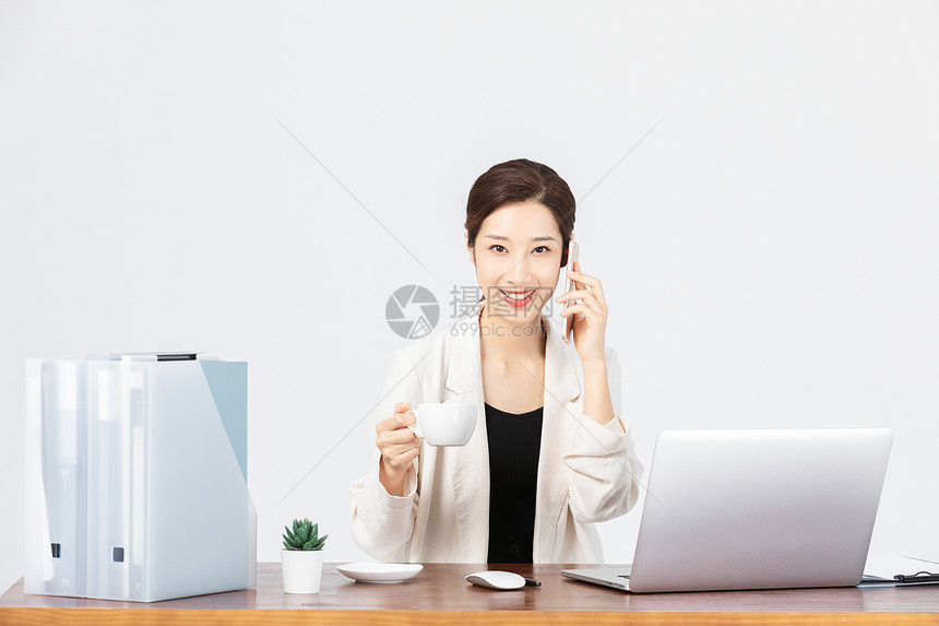 在办公室打电话的商务女性图片