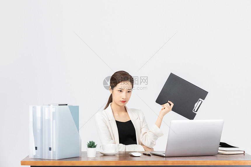 在办公室手拿文件夹的商务女性图片