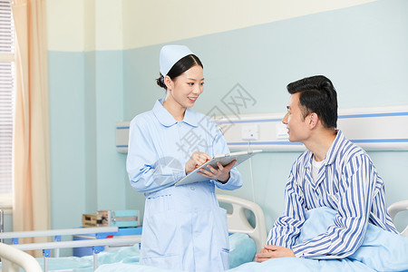 护士咨询病人身体情况住院高清图片素材
