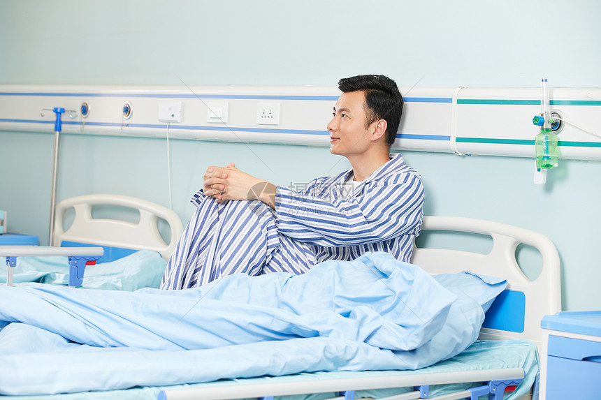 男性患者坐在病床上图片
