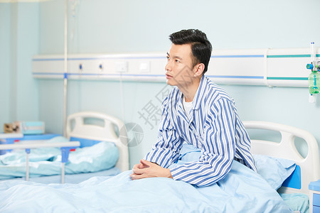 男病人坐在医院病床健康高清图片素材