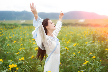 花海少女向日葵女孩拥抱自然背景