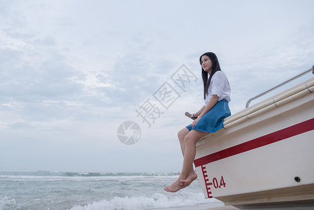 海浪上的美女深圳西冲沙滩快艇上的少女背景