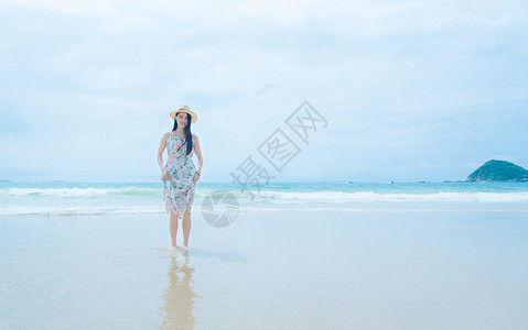 海浪上的美女深圳西冲沙滩上的少女背景