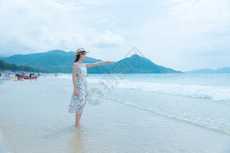 海浪上的美女深圳西冲沙滩上的少女背景