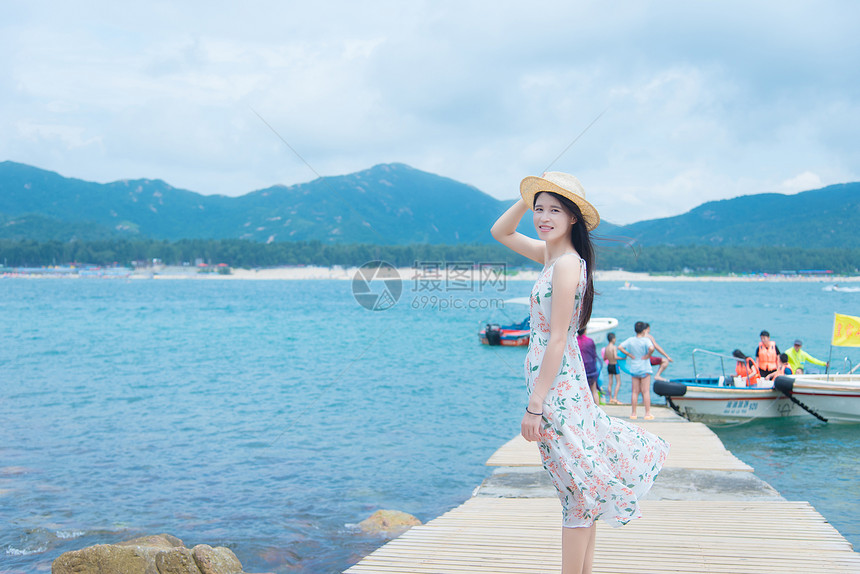 深圳西冲沙滩上的少女图片