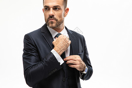 男性整理领带背景图片