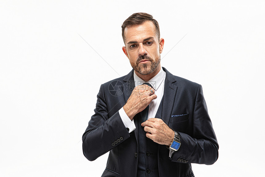 男性整理领带图片