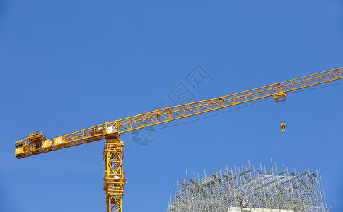 建设工地的塔吊蓝天背景高清图片素材