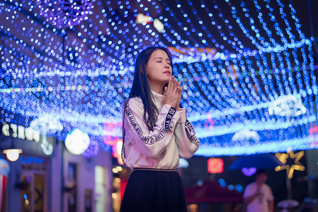 都市夜景少女祈祷人像夜晚高清图片素材