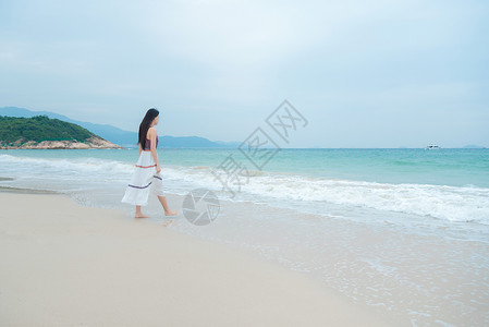 海浪上的美女深圳桔钓沙沙滩上的少女背景